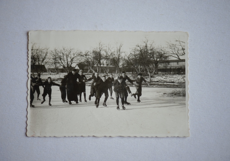 O. Alojzy Liguda z uczniami w Górnej Grupie